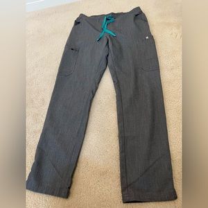 Gray Figs Yola skinny scrub pants in size XS